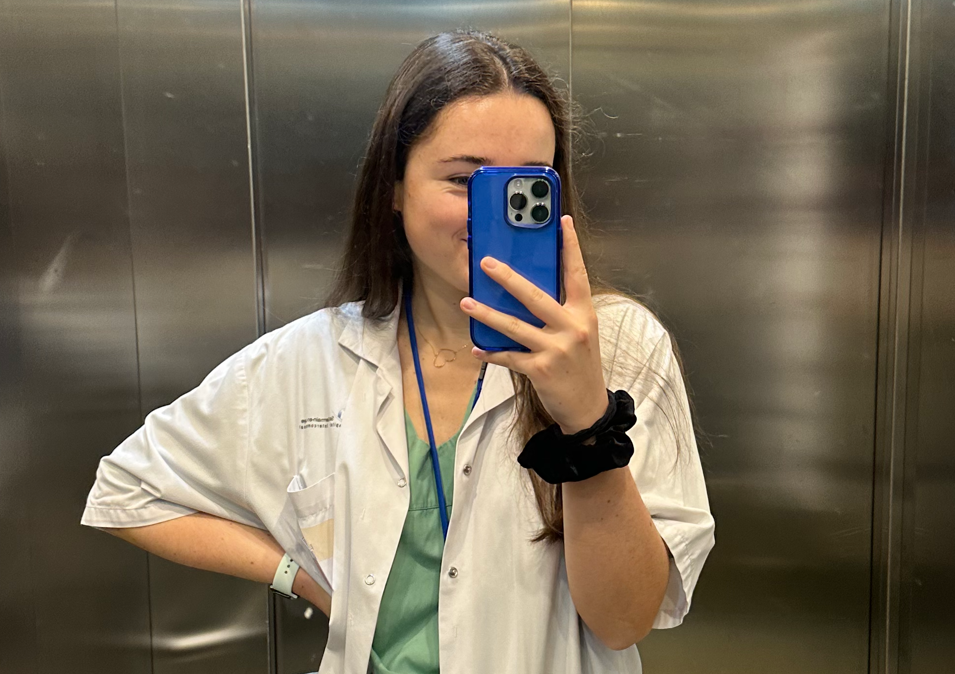 médecin femme heureux dans l'ascenseur qui se prend en photo